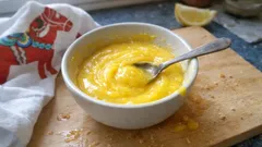 Hemgjord lemon curd – silkeslen citronkräm som alltid blir bra