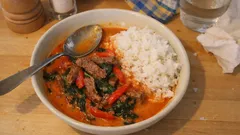 Lövbiff i röd curry med kokosmjölk – krämig vardagsgryta på 20 minuter