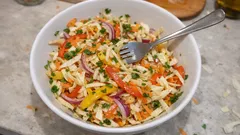 Veckosallad som håller i kylen – krispig kålsallad med varm vinägerdressing