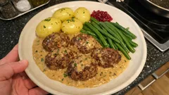 Saftiga färsbiffar i senapssås med timjan – enkel husmanskost i ugnen