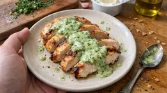 Italiensk kyckling med kall örtsås – saftig i ugnen, fräsch på fatet