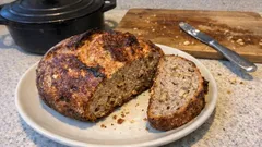 Saftigt grytbröd med valnötter – krispig skorpa direkt i gjutjärnsgryta