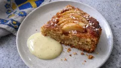 Enkel äppelkaka med kanel – saftig kaka med pärlsocker och fina äppelklyftor