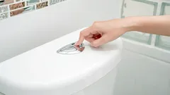 Vet du varför moderna toaletter har två spolknappar?