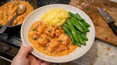 Lax i gräddig apelsinsås – krämig vardagsmiddag som alltid blir saftig