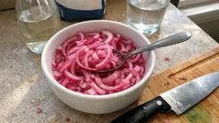 Snabbpicklad rödlök med 1-2-3-lag – krispigt till tacos, burgare och sallad