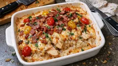 Kyckling- och bacongratäng på risbädd – krämig ugnsmiddag med chili