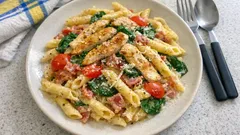 Krämig kyckling- och baconpasta med parmesan – vardagsmiddagen som går snabbt