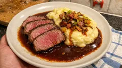 Skomakarlåda med ryggbiff – len potatispuré och mustig rödvinssås