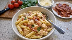 Krämig kyckling- och baconpasta med parmesan – en snabb middag som alltid går hem