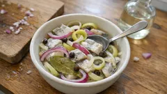 Klassisk löksill i 1–2–3-lag – med lagerblad och kryddpeppar, klar till smörgåsbordet