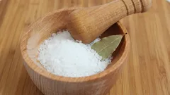 En skål med salt och tre lagerblad på fönsterbrädan – en beprövad metod mot ett vanligt problem