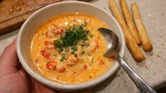 Kräftsoppa med mjukost och sambal – krämig, snabb och lagom het