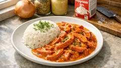 Extra krämig korv Stroganoff med tre sorters senap – en snabb vardagsmiddag som går hem