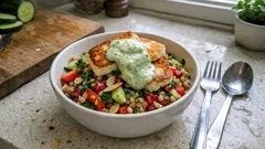 Matig sallad med stekt halloumi och krämig pestosås – klar på 20 minuter