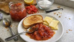 Tomatmarmelad med vanilj – snabb att koka och perfekt till ostbrickan