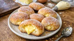 Fyllda sockerbullar med vaniljkräm – saftiga bullar med klassisk sockeryta