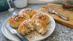 Mjuka tekakor med solroskärnor och linfrön – perfekta att frysa in