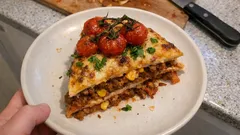 Tacotårta i ugn med köttfärs – varvad med tortillas och gratinerad ost