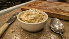 Vispat brynt smör med flingsalt – en fluffig klick som lyfter allt