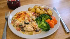 Krämig kycklinggratäng med chilisås och mango chutney – allt i en form