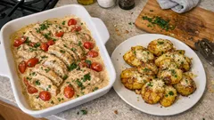 Gräddig pepparkyckling i ugn – med krossad ugnspotatis och parmesan