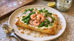 Smördegspaj med räkor och färskost – frasigt flarn till förrätt eller buffé