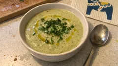 Krämig squashsoppa med purjolök och potatis – klar på runt 30 minuter