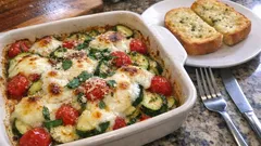 Italiensk squashgratäng med mozzarella – krämig tomatsås och gratinerat vitlöksbröd
