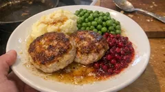 Saftiga wallenbergare på kycklingfärs – så får du den lena, klassiska konsistensen