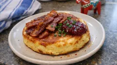Skånsk äggakaka med bacon och lingon – så får du den krämig och marmorerad