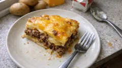 Krämig färs- och potatisgratäng med cheddar – vardagsmiddag som sköter sig i ugnen