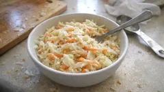Extra krämig klassisk coleslaw – knepet som gör kålen mjuk men krispig