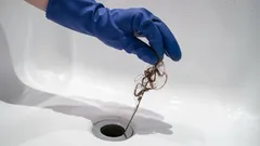 Ingen ättika eller bikarbonat: Rörmokaren avslöjar det bästa sättet att rensa golvbrunnen i badrummet