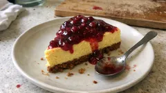 Saffranscheesecake med pepparkaksbotten och lingon – enkel julfavorit utan ugn