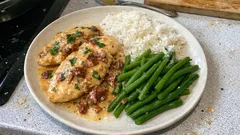 Kycklingfilé i krämig gräddsås – med soltorkade tomater och basilika