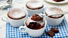 Så gör du perfekta chokladmuffins i en mugg på bara 3 minuter