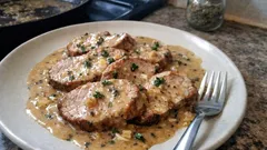 Fläskytterfilé i sockerkaksform – saftigt kött och gräddsås i samma form