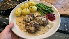 Färsbiffar i senapssås med timjan – saftiga biffar och krämig sås som inte skär sig