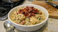 Krämig kycklingpanna med dijon, dragon och bacon – en enkel vardagslyx i samma panna