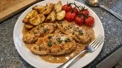 Whiskykyckling i ugn med krämig soja- och whiskysås – servera med krispig klyftpotatis