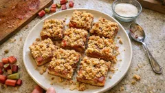 Vaniljrutor med rabarber i långpanna – krispig smuldeg och krämig fyllning