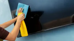 Många rengör sina tv-apparater fel – så gör du det utan ränder och repor