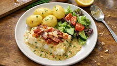 Torskrygg med bacon och gräslökssås – krämigt i ugn och alltid saftigt