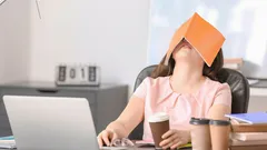 Sju effektiva sätt som hjälper dig att hålla dig vaken efter en sömnlös natt