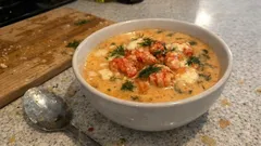 Krämig kräftsoppa med mjukost – klar på kort tid och perfekt med dill