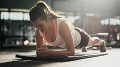 Hur länge ska man hålla plankan beroende på ålder: riktvärden för 20, 40 och 60 år