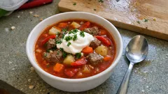 Snabb köttsoppa med potatis och morötter – mustig smak med tomatpuré och paprika