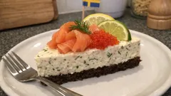 Laxcheesecake på kavringsbotten – krämig förrätt som går att göra dagen innan