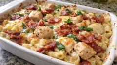 Krämig kyckling- och bacongratäng med pasta – ajvar gör den extra smakrik